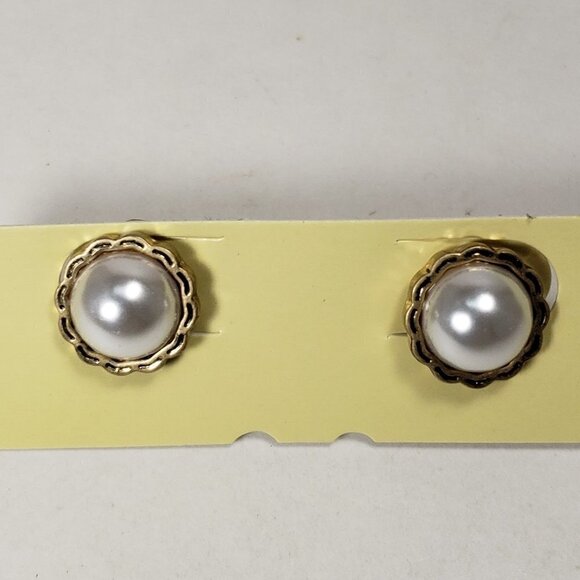 Metal Design Gold tone and Off-white color Stud / Clip-on Earrings - Picture 3 of 6